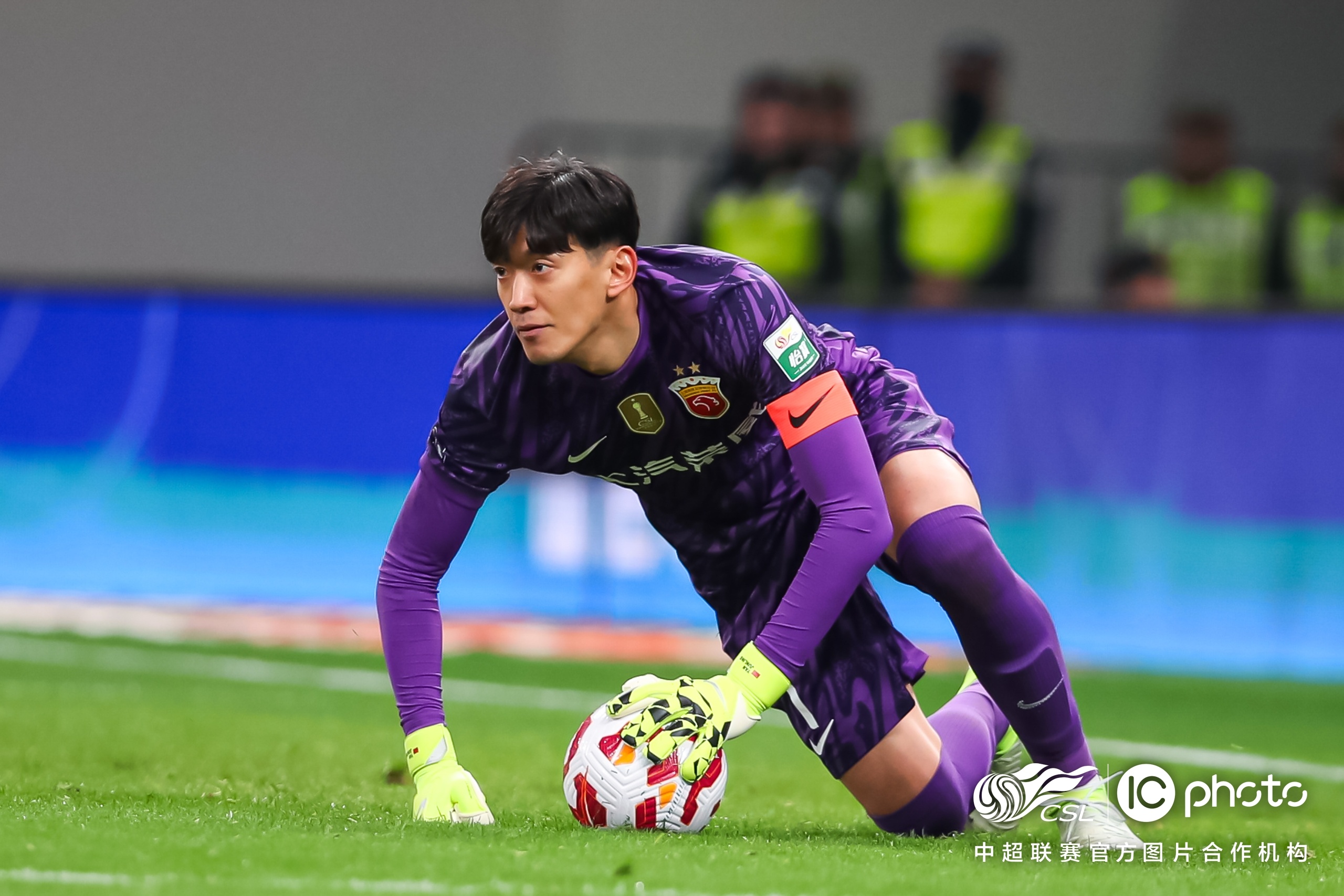 包含上海海港赛前强势反弹，志在欧冠名次提升，引发热议，赛程密集仍需轮换的词条